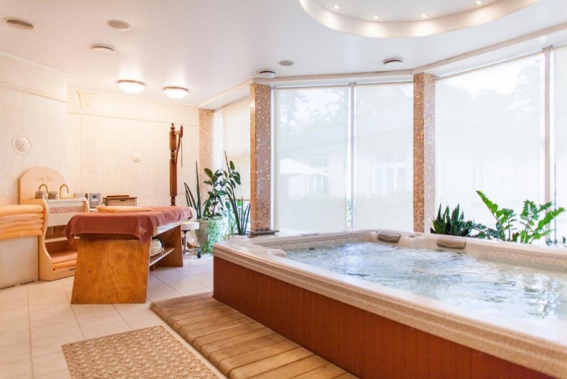 Yöpyminen elegantissa Smaragdi-huoneessa hotellissa "TB Hotel & SPA"