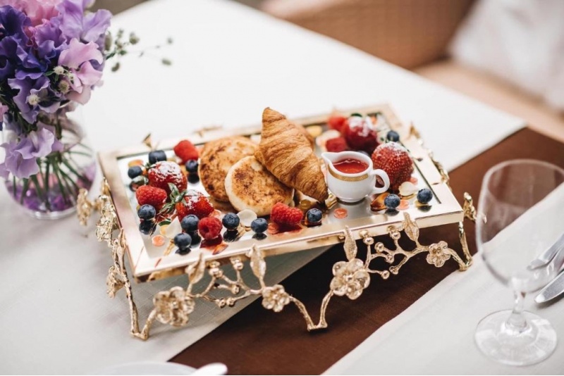 Yöpyminen elegantissa Smaragdi-huoneessa hotellissa "TB Hotel & SPA"