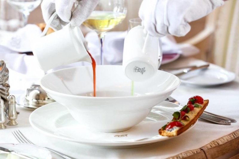 Yöpyminen elegantissa Smaragdi-huoneessa hotellissa "TB Hotel & SPA"