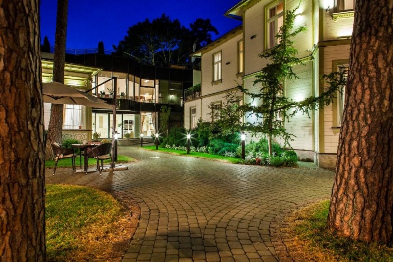 Yöpyminen elegantissa Smaragdi-huoneessa hotellissa "TB Hotel & SPA"