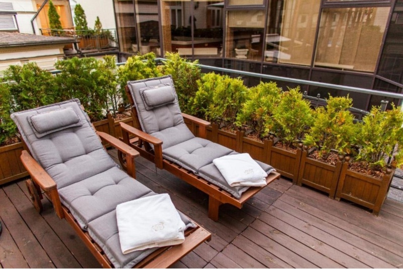 Yöpyminen elegantissa Smaragdi-huoneessa hotellissa "TB Hotel & SPA"