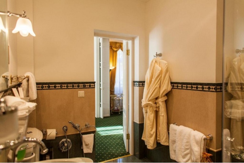 Yöpyminen elegantissa Smaragdi-huoneessa hotellissa "TB Hotel & SPA"