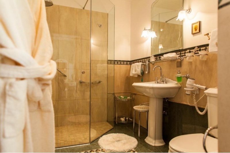 Yöpyminen elegantissa Smaragdi-huoneessa hotellissa "TB Hotel & SPA"