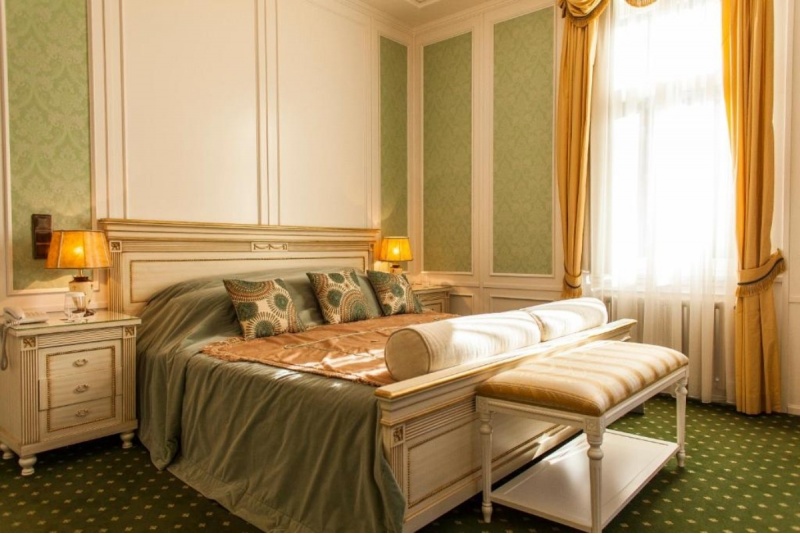 Yöpyminen elegantissa Smaragdi-huoneessa hotellissa "TB Hotel & SPA"
