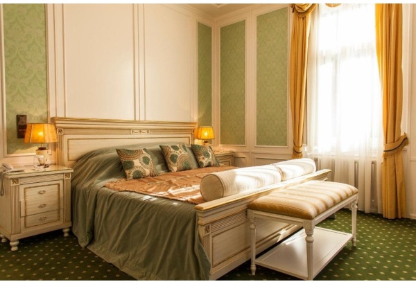 Yöpyminen elegantissa Smaragdi-huoneessa hotellissa "TB Hotel & SPA"