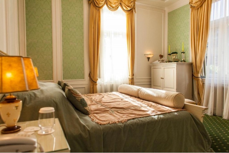 Yöpyminen elegantissa Smaragdi-huoneessa hotellissa "TB Hotel & SPA"