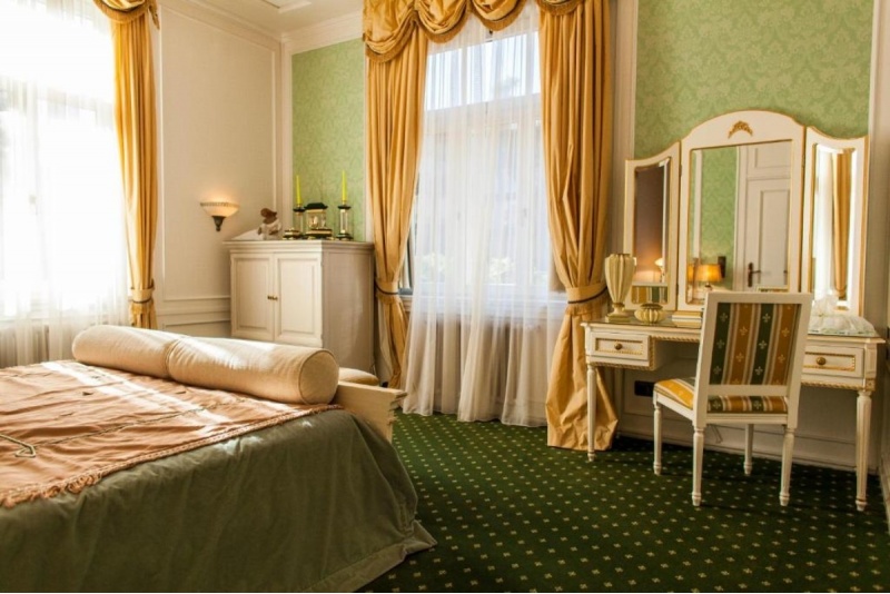 Yöpyminen elegantissa Smaragdi-huoneessa hotellissa "TB Hotel & SPA"