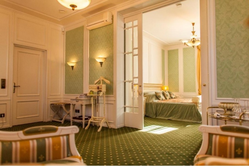 Yöpyminen elegantissa Smaragdi-huoneessa hotellissa "TB Hotel & SPA"