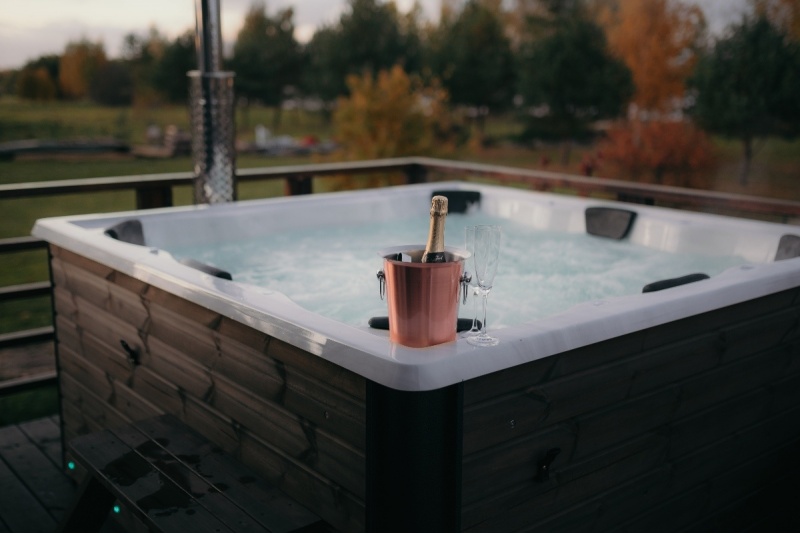 Eksklusiivinen yöpyminen ja SPA-rentoutus lomakeskuksessa "Akmeni Nature Resort"