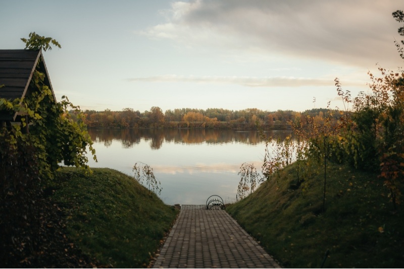 Eksklusiivinen yöpyminen ja SPA-rentoutus lomakeskuksessa "Akmeni Nature Resort"