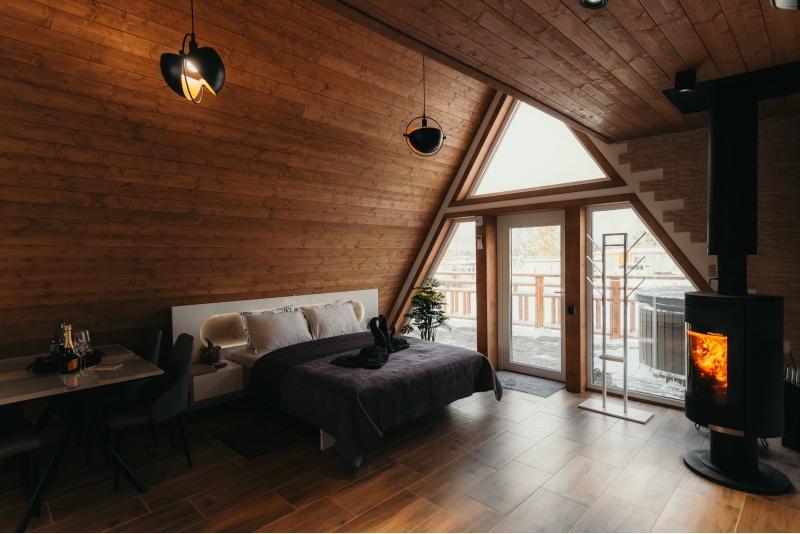 Eksklusiivinen yöpyminen ja SPA-rentoutus lomakeskuksessa "Akmeni Nature Resort"