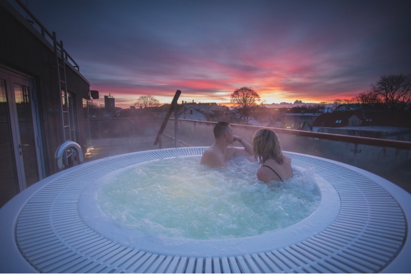 Ylellinen spa-loma hieronnalla ja illallisella Johan Spa Hotellissa Kuresssaaressa