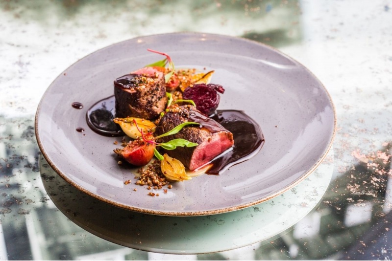 5 ruokalajin maistelumenu kahdelle sekä lasillinen kuohuviiniä aperitiiviksi ravintola Stenhusissa Tallinnassa
