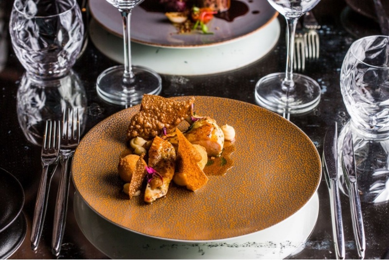 5 ruokalajin maistelumenu kahdelle sekä lasillinen kuohuviiniä aperitiiviksi ravintola Stenhusissa Tallinnassa