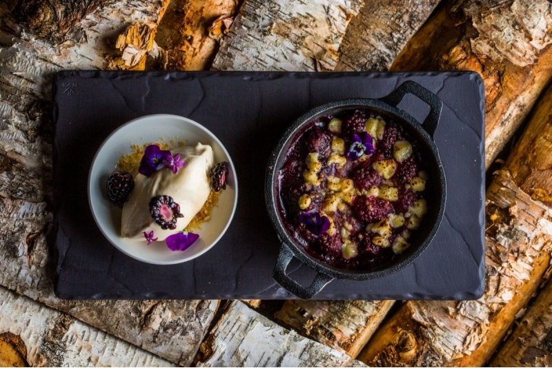 5 ruokalajin maistelumenu kahdelle sekä lasillinen kuohuviiniä aperitiiviksi ravintola Stenhusissa Tallinnassa