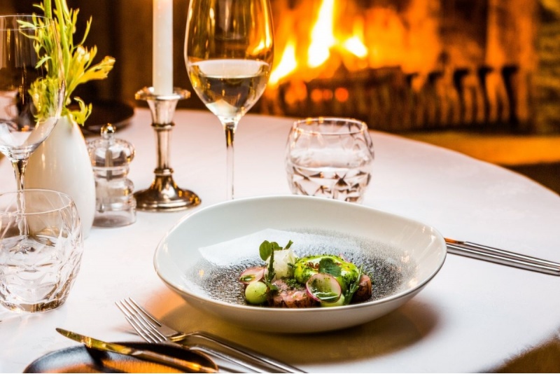 5 ruokalajin maistelumenu kahdelle sekä lasillinen kuohuviiniä aperitiiviksi ravintola Stenhusissa Tallinnassa