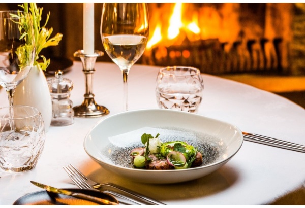 5 ruokalajin maistelumenu kahdelle sekä lasillinen kuohuviiniä aperitiiviksi ravintola Stenhusissa Tallinnassa