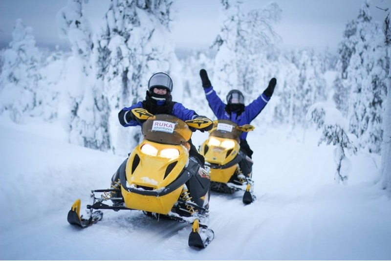 Moottorikelkkasafari porotilalle 