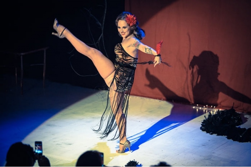 Burleskin yksityistunti pienryhmälle 3-8 hlö