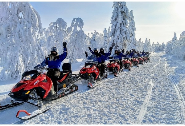 Moottorikelkkasafari porotilalle 