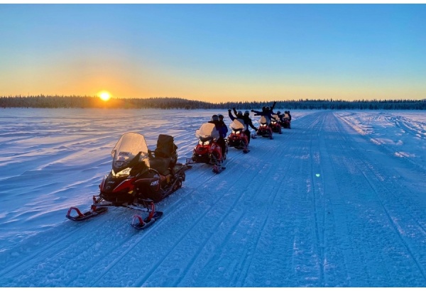 Maisema moottorikelkkasafari kahdelle