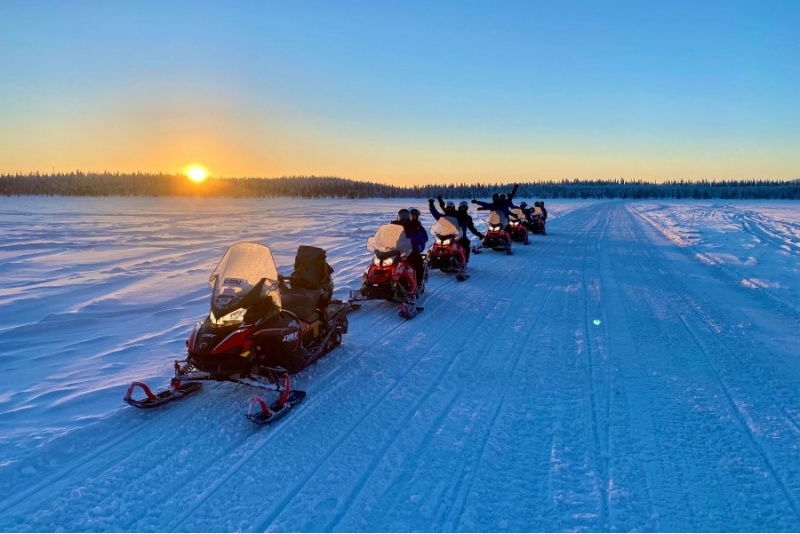Moottorikelkkasafari porotilalle kahdelle