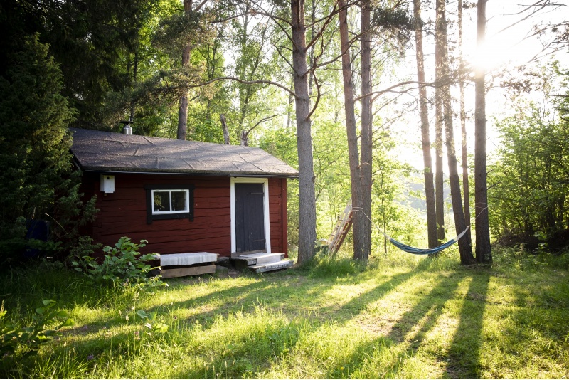 Yöpyminen puiden keskellä