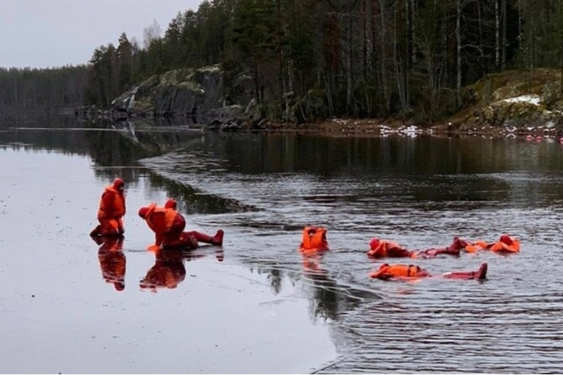 Jääkellunta pelastuspuvuissa Puumalassa