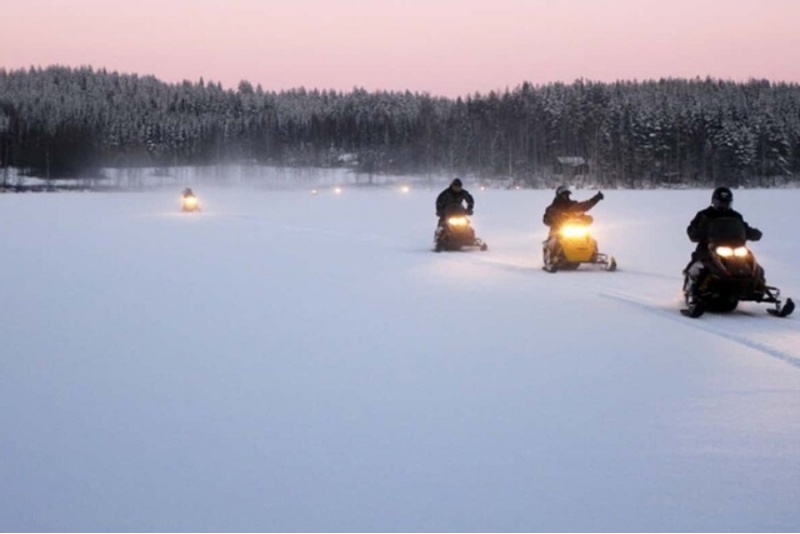 Metsäretki moottorikelkalla