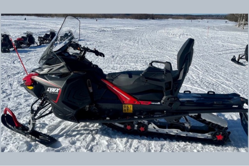 Moottorikelkkavuokraamo: Touring