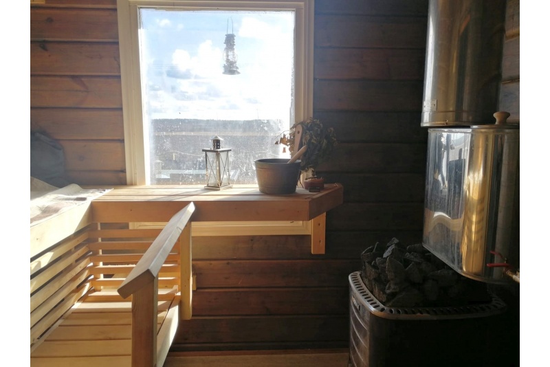 Mökkiyö ulkoporealtaalla (maanantai-torstai)