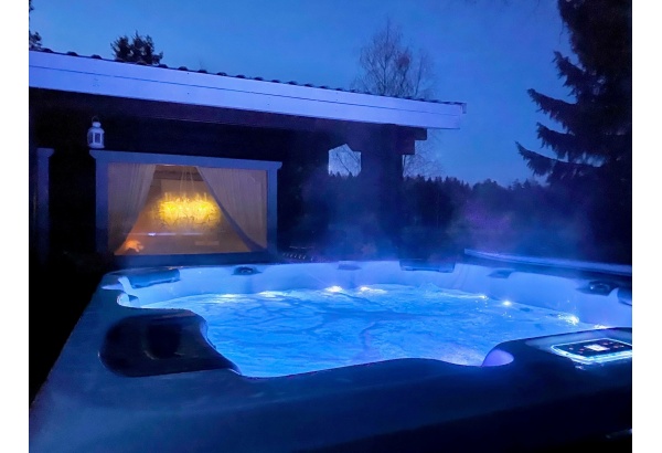 Mökkiyö ulkoporealtaalla (perjantai-sunnuntai)