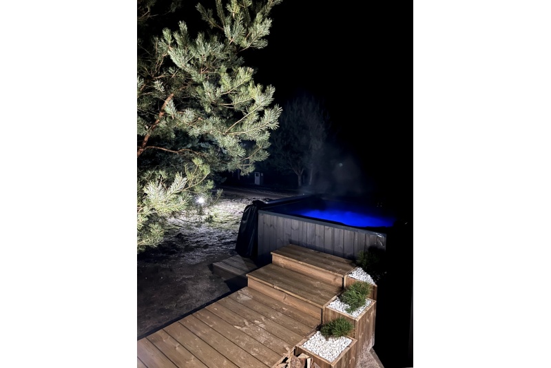 Yöpyminen "Pazust Priedēs" -kohteessa kuumassa paljussa tähtitaivaan alla tähtiä katsellen