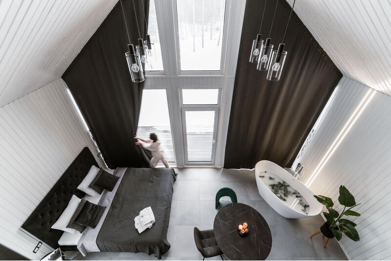 Yöpyminen „Sniegi design cabin“ -mökkissä rentoutuen saunassa ja porealtaassa
