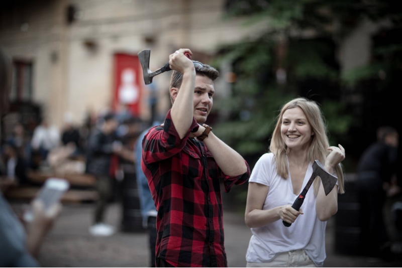 Yhden tunnin kirveenheitto AXE FACTORY RIGA:n kanssa