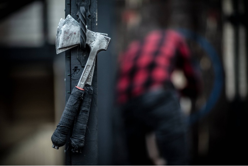 Yhden tunnin kirveenheitto AXE FACTORY RIGA:n kanssa