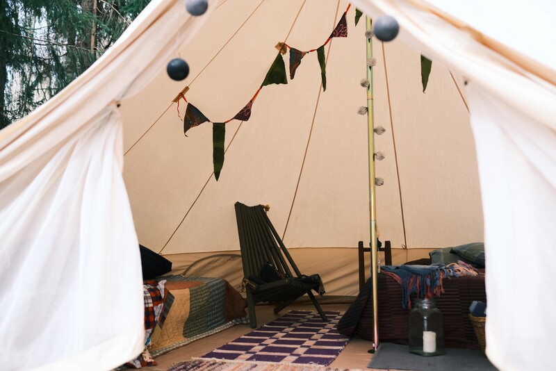 Yöpyminen Glamping-teltassa