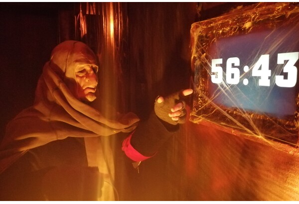Escape Room Strömfors - Huone 1: Noidan lumottu kristallikoti