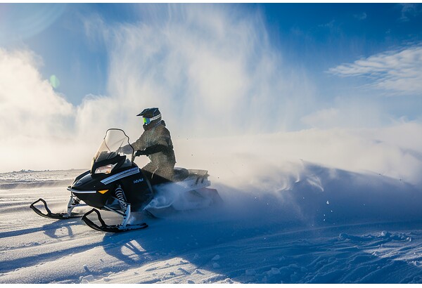 Moottorikelkkavuokraamo: Touring
