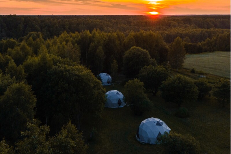 Lepo kupolissa paljuineen „Žvaigždžių slėnis“ -alueella Ukmergėn piirissä