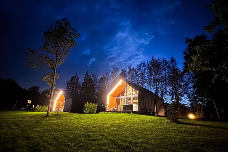 Yöpyminen „Sniegi design cabin“ -mökkissä rentoutuen saunassa ja porealtaassa