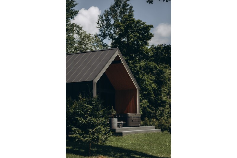 Yöpyminen „Sniegi design cabin“ -mökkissä rentoutuen saunassa ja porealtaassa