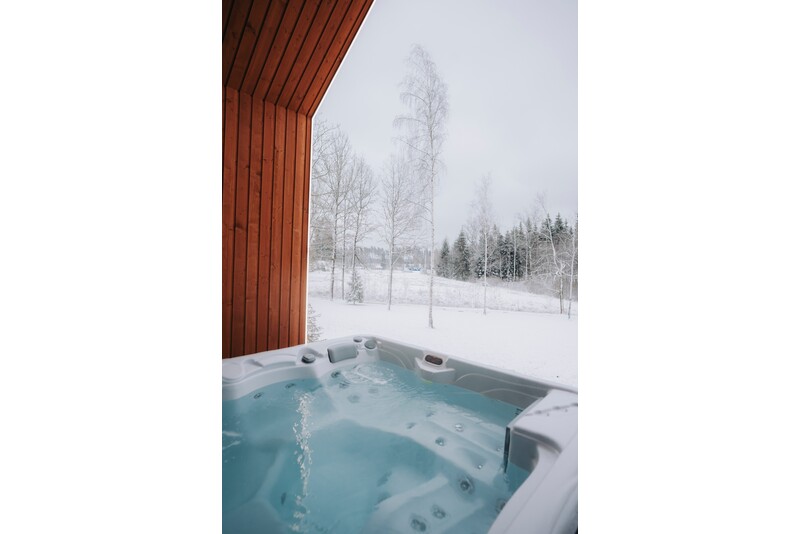 Yöpyminen „Sniegi design cabin“ -mökkissä rentoutuen saunassa ja porealtaassa
