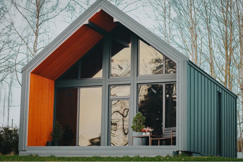 Yöpyminen „Sniegi design cabin“ -mökkissä rentoutuen saunassa ja porealtaassa