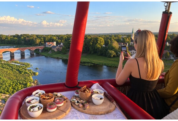 Gastro-kuumailmapallolento 6 henkilölle valitussa kaupungissa