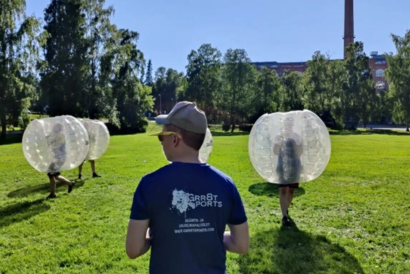 Kuplajalkapallo ryhmälle