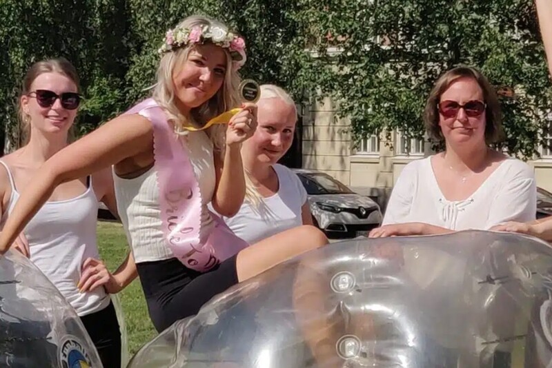 Kuplajalkapallo ryhmälle