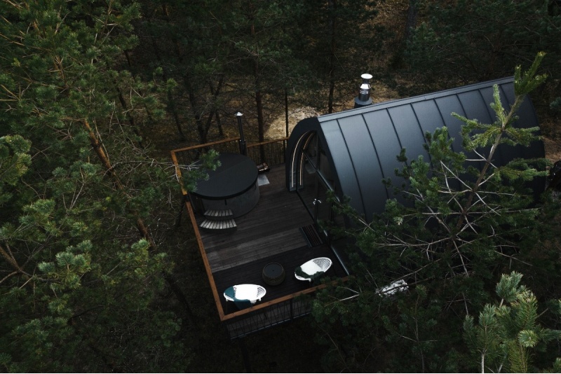Yöpyminen „Jungle SPA“ -bungalowissa 4 metriä maanpinnan yläpuolella ja palju