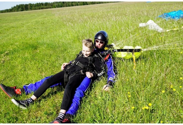 Tandemhyppy laskuvarjolla 4000 metrin korkeudelta videotallennuksella
