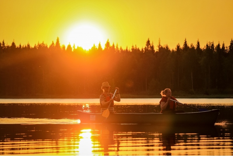Melontaa keskiyön auringon alla